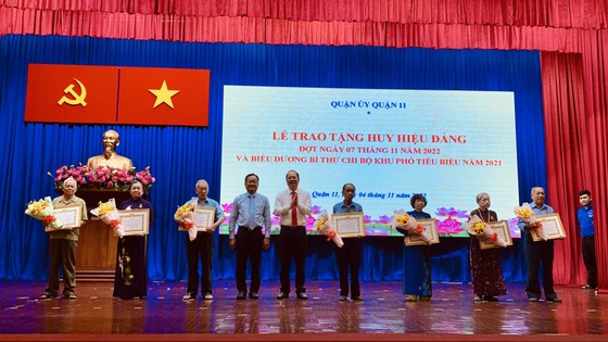 Phó Bí thư Thành ủy TPHCM Nguyễn Hồ Hải trao Huy hiệu Đảng cho đảng viên cao tuổi Đảng ở quận 11 ảnh 1