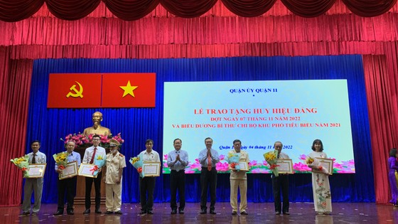 Phó Bí thư Thành ủy TPHCM Nguyễn Hồ Hải trao Huy hiệu Đảng cho đảng viên cao tuổi Đảng ở quận 11 ảnh 3