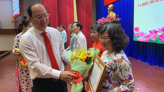 Phó Bí thư Thành ủy TPHCM Nguyễn Hồ Hải trao Huy hiệu Đảng cho đảng viên cao tuổi Đảng ở quận 11 ảnh 2