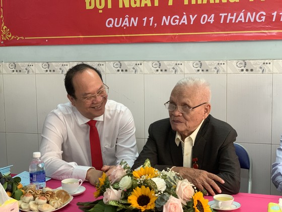 Phó Bí thư Thành ủy TPHCM Nguyễn Hồ Hải trao Huy hiệu Đảng cho đảng viên cao tuổi Đảng ở quận 11 ảnh 5