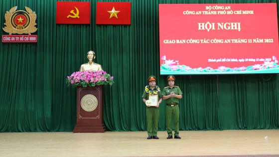 Trao khen thưởng cho tập thể, cá nhân thuộc Công an TPHCM có thành tích xuất sắc ảnh 2