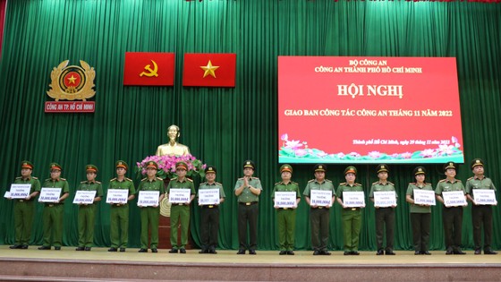Trao khen thưởng cho tập thể, cá nhân thuộc Công an TPHCM có thành tích xuất sắc ảnh 1