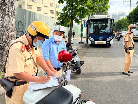 CSGT TPHCM xử lý gần 600 xe ô tô khách vi phạm trong 1 tuần ảnh 1
