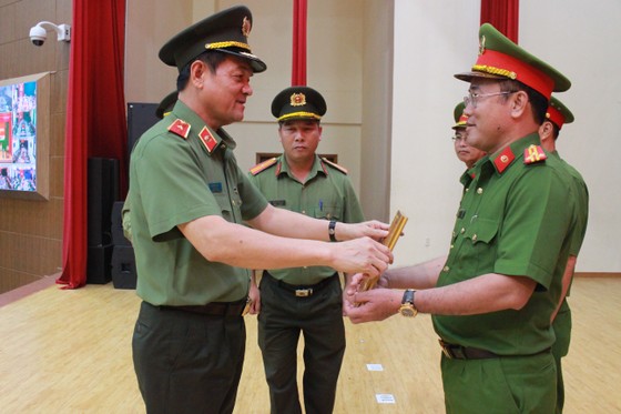 Thiếu tướng Lê Hồng Nam, Giám đốc Công an TPHCM trao khen thưởng cho cá nhân, tập thể có thành tích xuất sắc