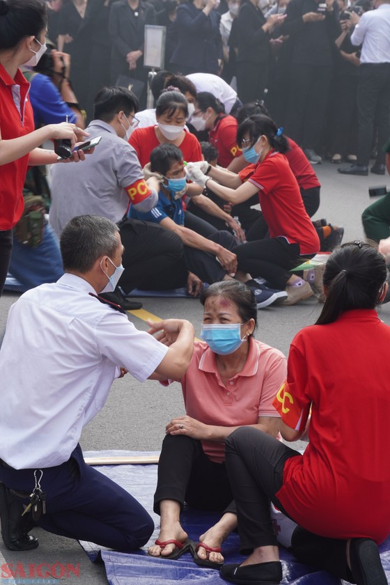 Gần 10.000 người tham gia diễn tập chữa cháy ở tòa nhà Saigon Centre ảnh 17