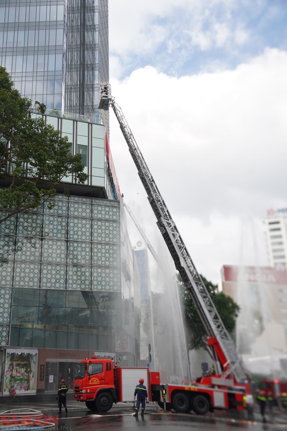 Gần 10.000 người tham gia diễn tập chữa cháy ở tòa nhà Saigon Centre ảnh 11