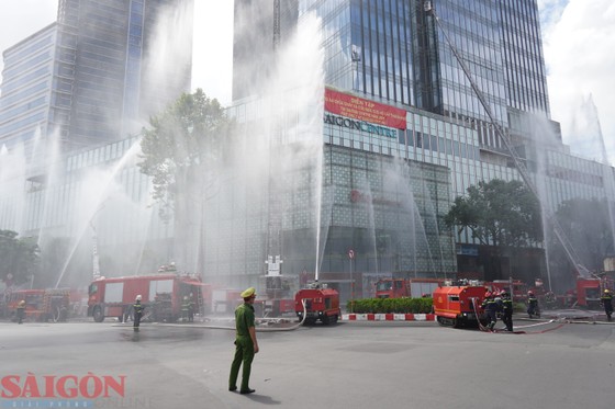 Gần 10.000 người tham gia diễn tập chữa cháy ở tòa nhà Saigon Centre ảnh 8