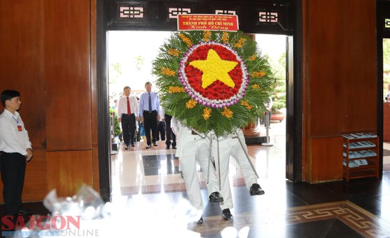 Lãnh đạo TPHCM dâng hương, dâng hoa tại Di tích Lịch sử Quốc gia Ngã Ba Giồng ảnh 2