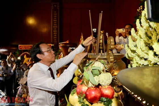 Lãnh đạo TPHCM dâng hương, dâng hoa tại Di tích Lịch sử Quốc gia Ngã Ba Giồng ảnh 5