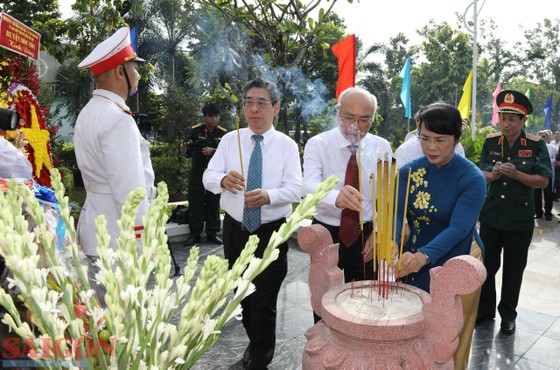 Lãnh đạo TPHCM dâng hương, dâng hoa tại Di tích Lịch sử Quốc gia Ngã Ba Giồng ảnh 14