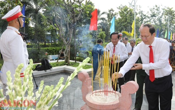 Lãnh đạo TPHCM dâng hương, dâng hoa tại Di tích Lịch sử Quốc gia Ngã Ba Giồng ảnh 13