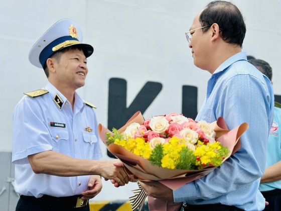 Phó Bí thư Thành ủy TPHCM Nguyễn Hồ Hải tặng hoa tiễn đoàn tại Cảng Lữ đoàn 125 Hải Quân (TP Thủ Đức, TPHCM). Ảnh: CHÍ THẠCH ảnh 5
