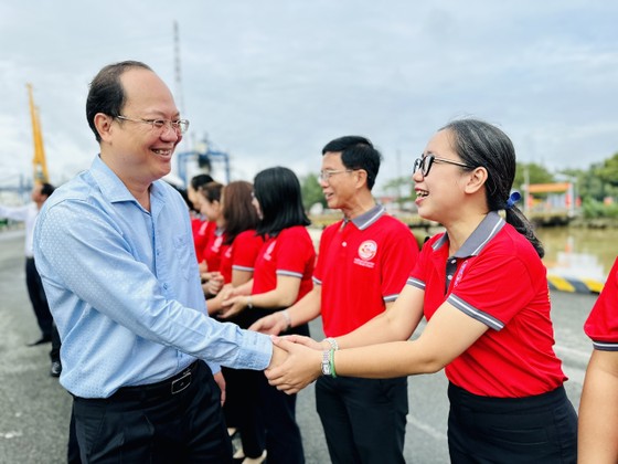 Đồng chí Nguyễn Hồ Hải cùng các đại biểu tiễn đoàn đi công tác. Ảnh: CHÍ THẠCH ảnh 4