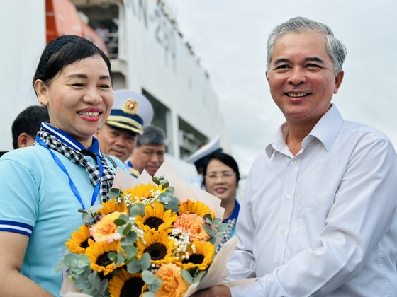 Đồng chí Ngô Minh Châu tặng hoa tiễn đoàn tại Cảng Lữ đoàn 125 Hải Quân (TP Thủ Đức, TPHCM). Ảnh: CHÍ THẠCH ảnh 7