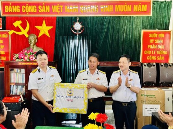 Trung tướng Nguyễn Văn Bổng, Chính ủy Quân chủng Hải quân tặng quà cán bộ, chiến sĩ Nhà giàn DK1/10. Ảnh: CHÍ THẠCH ảnh 5