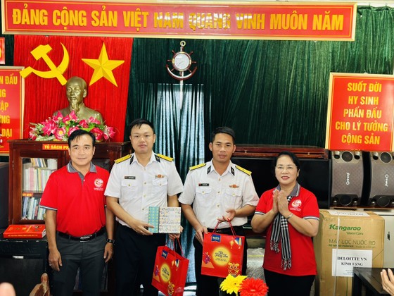 Chủ tịch Ủy ban MTTQ Việt Nam TPHCM Trần Kim Yến tặng quà cán bộ chiến sĩ Nhà giàn DK1/10. Ảnh: CHÍ THẠCH ảnh 2