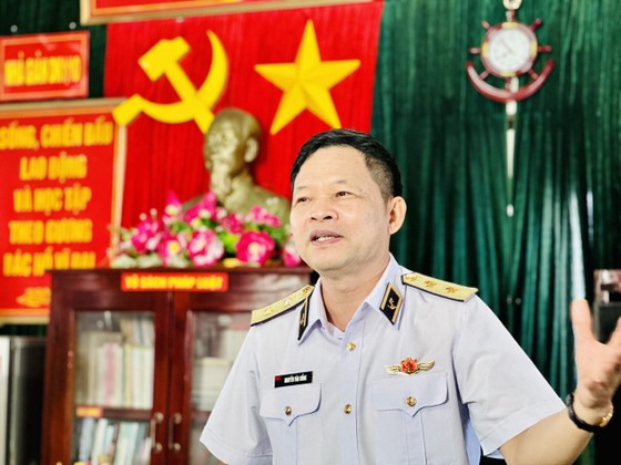Trung tướng Nguyễn Văn Bổng, Chính ủy Quân chủng Hải quân phát biểu tại buổi thăm cán bộ, chiến sĩ Nhà giàn DK1/10. Ảnh: CHÍ THẠCH ảnh 4