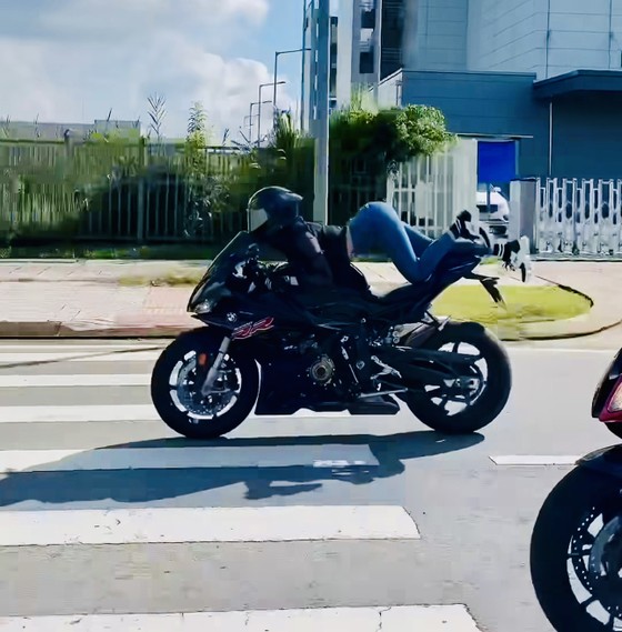 Hình ảnh người mẫu Ngọc Trinh lái xe mô tô phân khối lớn, rồi nằm trên yên xe ảnh 5
