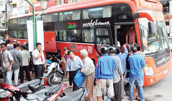 Xe khách Công ty Phương Trang chạy tuyến Bến xe miền Tây - Bến xe Mũi Né dừng trên đường Đề Thám, quận 1 cho khách xuống xe.      Ảnh: CAO THĂNG