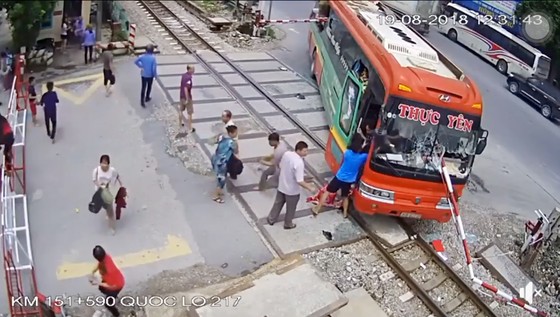 Xe khách suýt đâm tàu hỏa khi đâm xuyên rào chắn ảnh 3
