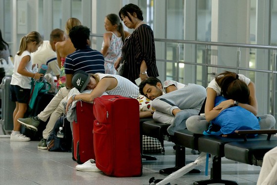 Hàng khách vật vờ tại các sân bay Nhật Bản do nhiều chuyến bay bị hủy bởi bão Jebi. Ảnh: AP