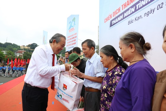 Phó thủ tướng Thường trực Trương Hòa Bình trao quà cho người dân tỉnh Bắc Kạn 