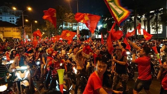 Cả nước xuống đường mừng vô địch bóng đá nam SEA games 30 ảnh 5