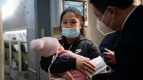 287 công dân Việt Nam ở Ukraine đã hạ cánh an toàn tại sân bay Nội Bài ảnh 4