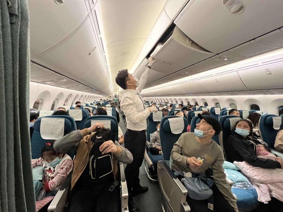 287 công dân Việt Nam ở Ukraine đã hạ cánh an toàn tại sân bay Nội Bài ảnh 5