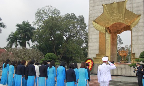 Khai mạc Đại hội đại biểu phụ nữ toàn quốc lần thứ XIII: Đoàn đại biểu dự đại hội vào Lăng viếng Chủ tịch Hồ Chí Minh ảnh 4