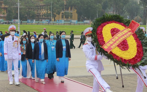 Khai mạc Đại hội đại biểu phụ nữ toàn quốc lần thứ XIII: Đoàn đại biểu dự đại hội vào Lăng viếng Chủ tịch Hồ Chí Minh ảnh 1