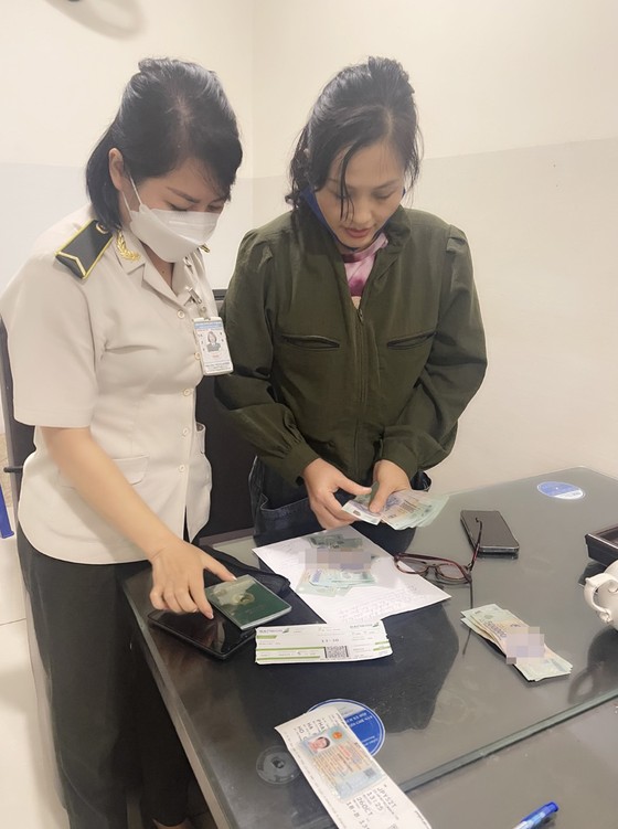 Tìm lại được 30 triệu đồng “bị cầm nhầm” nhờ soi chiếu an ninh sân bay ảnh 1