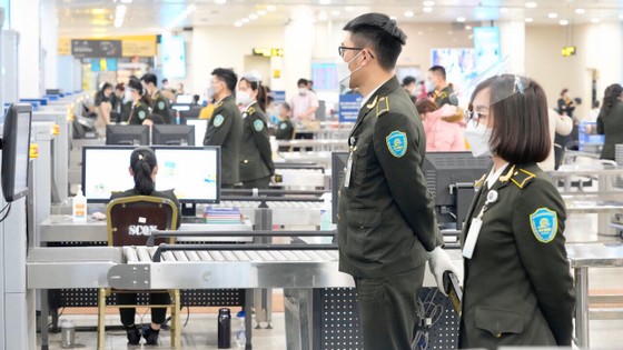 Soi chiếu an ninh tại sân bay Nội Bài
