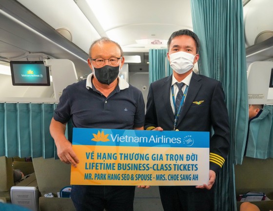 Vietnam Airlines đã gửi tặng HLV Park Hang Seo vé thương gia trọn đời hành trình khứ hồi giữa Hàn Quốc và Việt Nam