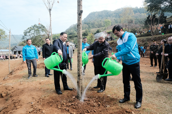 Chủ tịch Mặt trận Tổ quốc Việt Nam Đỗ Văn Chiến và các đại biểu tham dự Tết trồng cây "Đời đời nhớ ơn Bác Hồ" Xuân Quý Mão tại tỉnh Hoà Bình.