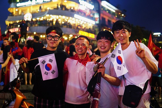 Dù thua, cổ động viên tự hào cùng Olympic Việt Nam ảnh 9