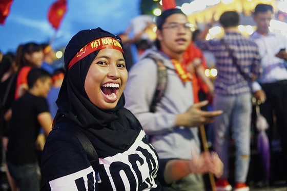 Dù thua, cổ động viên tự hào cùng Olympic Việt Nam ảnh 5