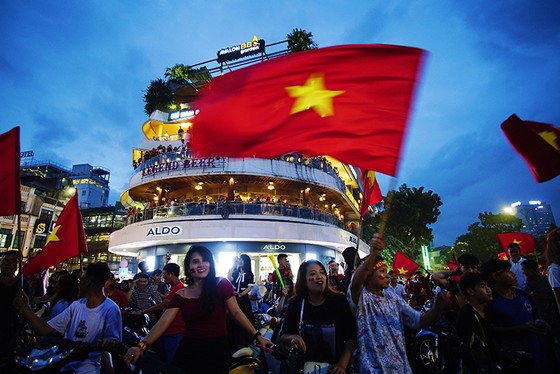 Dù thua, cổ động viên tự hào cùng Olympic Việt Nam ảnh 4