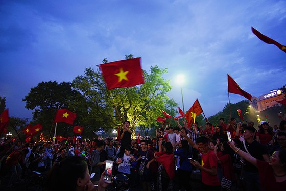 Dù thua, cổ động viên tự hào cùng Olympic Việt Nam ảnh 6