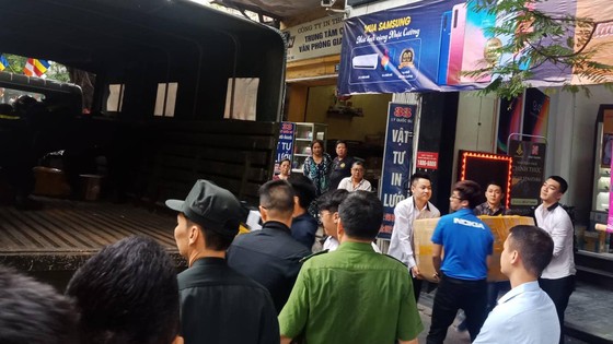 Khám xét hàng loạt cửa hàng di động của Nhật Cường ảnh 5 Khám xét hàng loạt cửa hàng di động của Nhật Cường ảnh 5