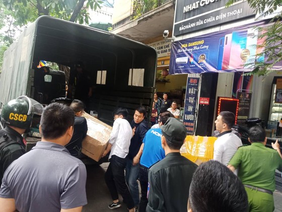 Khám xét hàng loạt cửa hàng di động của Nhật Cường ảnh 8 Khám xét hàng loạt cửa hàng di động của Nhật Cường ảnh 8