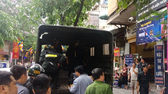 Khám xét hàng loạt cửa hàng di động của Nhật Cường ảnh 9 Khám xét hàng loạt cửa hàng di động của Nhật Cường ảnh 9