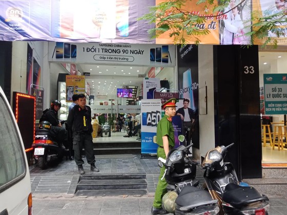 Khám xét hàng loạt cửa hàng di động của Nhật Cường ảnh 1 Khám xét hàng loạt cửa hàng di động của Nhật Cường ảnh 1