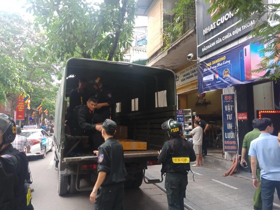 Khám xét hàng loạt cửa hàng di động của Nhật Cường ảnh 7 Khám xét hàng loạt cửa hàng di động của Nhật Cường ảnh 7