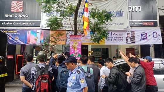 Khám xét hàng loạt cửa hàng di động của Nhật Cường ảnh 11 Khám xét hàng loạt cửa hàng di động của Nhật Cường ảnh 11