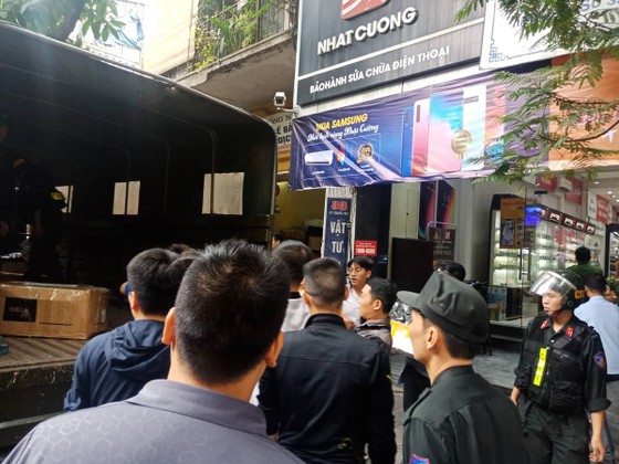 Khám xét hàng loạt cửa hàng di động của Nhật Cường ảnh 4 Khám xét hàng loạt cửa hàng di động của Nhật Cường ảnh 4