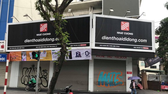Khám xét hàng loạt cửa hàng di động của Nhật Cường ảnh 3 Khám xét hàng loạt cửa hàng di động của Nhật Cường ảnh 3