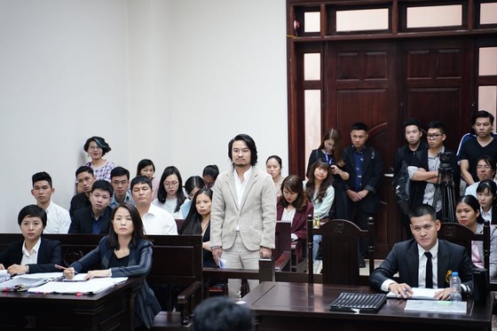 Đạo diễn Việt Tú và Công ty Tuần Châu tiếp tục dắt nhau ra tòa ảnh 2 Đạo diễn Việt Tú và Công ty Tuần Châu tiếp tục dắt nhau ra tòa ảnh 2