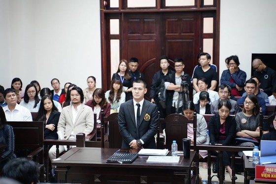 Đạo diễn Việt Tú và Công ty Tuần Châu tiếp tục dắt nhau ra tòa ảnh 1 Đạo diễn Việt Tú và Công ty Tuần Châu tiếp tục dắt nhau ra tòa ảnh 1
