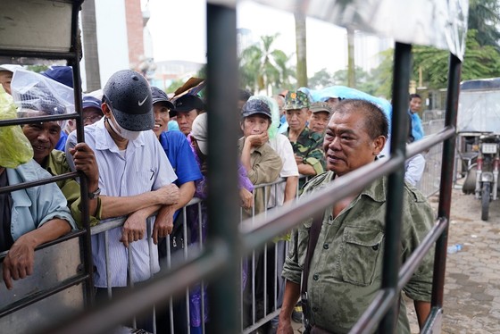 Hàng trăm thương binh đội mưa xếp hàng để đăng ký mua vé trận Việt Nam-Thái Lan ảnh 7 Hàng trăm thương binh đội mưa xếp hàng để đăng ký mua vé trận Việt Nam-Thái Lan ảnh 7